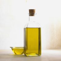 L'huile d'olive, excellente pour nourrir les cheveux secs et crépus